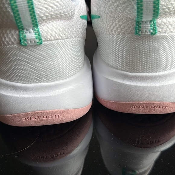 Nike Women's City Rep TR Walking Running Shoes White Clear Emerald Green Size 8 - Picture 3 of 7